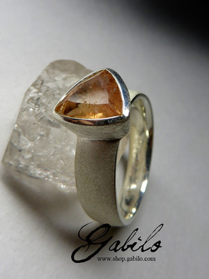Серебряное кольцо с топазом Империалом треугольник