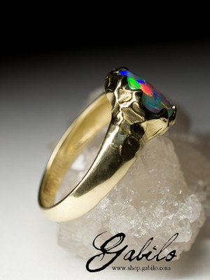 Золотое кольцо с черным опалом Арлекин