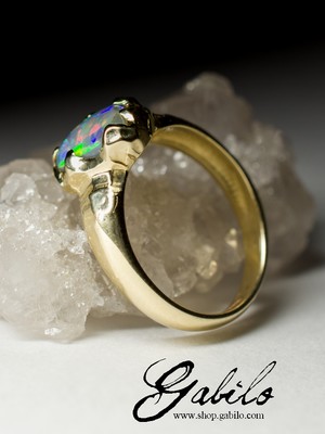 Золотое кольцо с черным опалом Арлекин