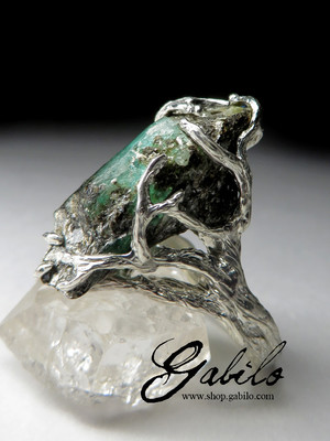 Кольцо с кристаллом изумруда
