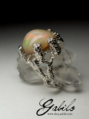 Серебряное кольцо с кремовым опалом