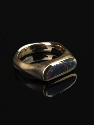 Золотое кольцо с чёрным опалом