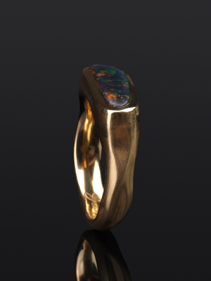Золотое кольцо с чёрным опалом