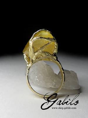 Золотое кольцо с кварцем волосатиком с эффектом кошачий глаз