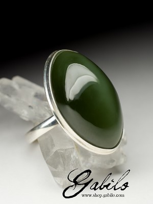 Серебряное кольцо с нефритом 