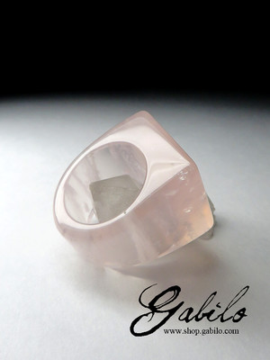Цельное кольцо из розового кварца