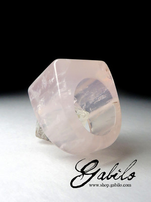 Цельное кольцо из розового кварца