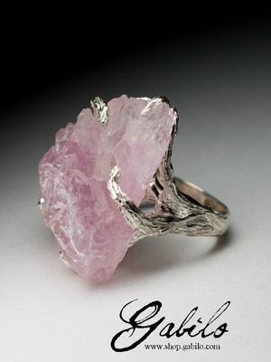Кольцо с розовым кварцем в белом золоте