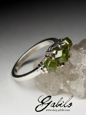 Серебряное кольцо с кристаллами демантоида