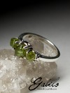 Серебряное кольцо с кристаллами демантоида