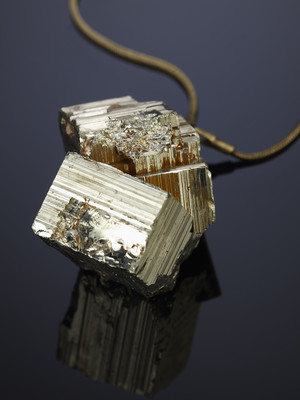 Кубический кристалл пирита на бронзовом шнуре