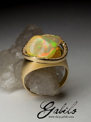 Золотое кольцо с эфиопским опалом и сапфирами