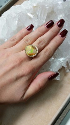 Золотое кольцо с эфиопским опалом и сапфирами
