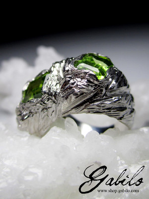Крупное серебряное кольцо с перидотами