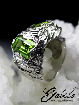 Крупное серебряное кольцо с перидотами