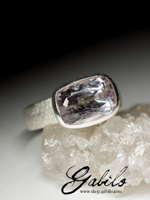Серебряное кольцо с кунцитом