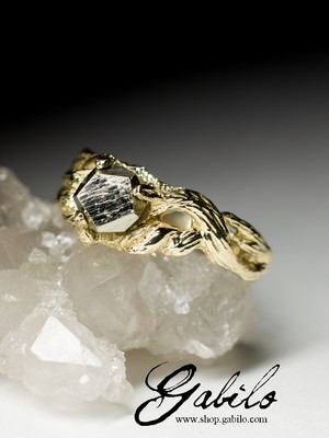 Золотое кольцо с пиритом