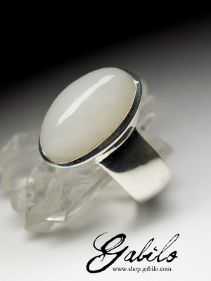 Кольцо с белым нефритом в серебре