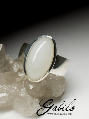 Кольцо с белым нефритом в серебре