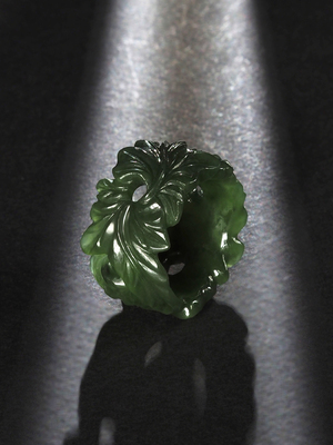 Цельное кольцо из зеленого Нефрита