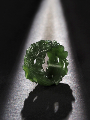 Цельное кольцо из зеленого нефрита