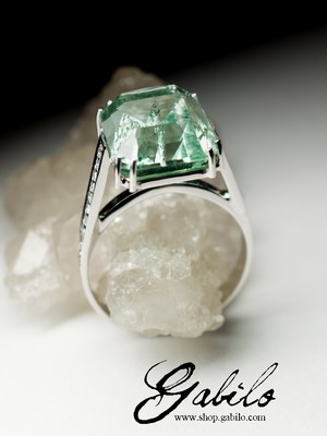 Золотое кольцо с зеленым бериллом и бриллиантами