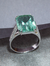 Золотое кольцо с зеленым бериллом и бриллиантами