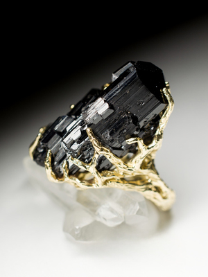 Крупное золотое кольцо с черным турмалином