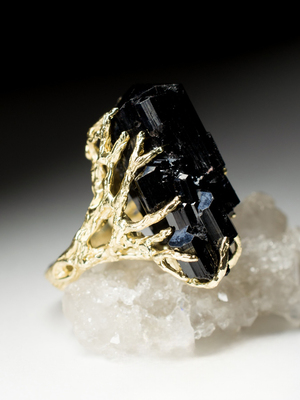 Крупное золотое кольцо с черным турмалином