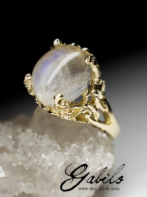 Золотое кольцо с лунным камнем стиле Ар Нуво