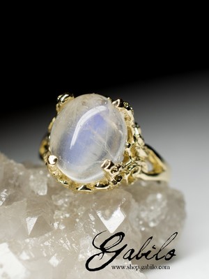 Золотое кольцо с лунным камнем стиле Ар Нуво