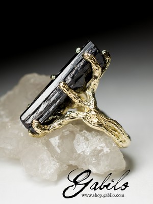 Золотое кольцо с черным турмалином