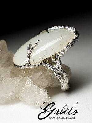 Крупное серебряное кольцо с белым нефритом