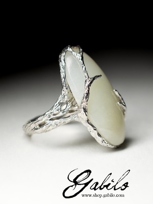 Крупное серебряное кольцо с белым нефритом