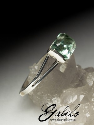 Кольцо с зеленым бериллом в белом золоте