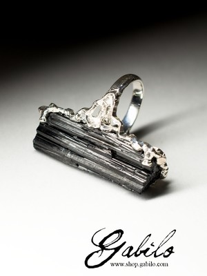 Крупное серебряное кольцо с шерлом