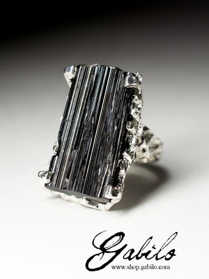 Серебряное кольцо с шерлом