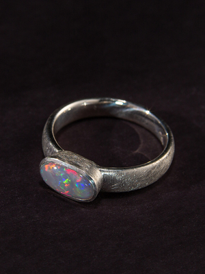 Серебряное кольцо с благородным опалом