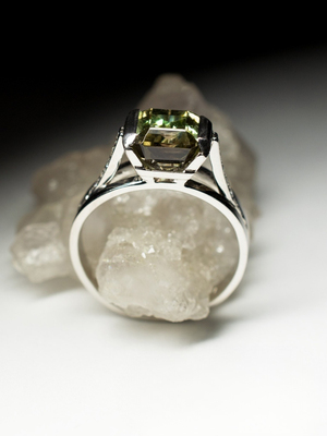 Золотое кольцо с полихромным турмалином и бриллиантами