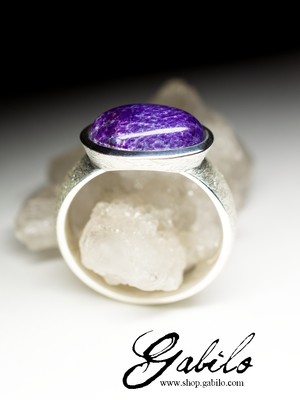 Серебряное кольцо с сугилитом