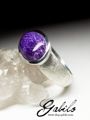 Серебряное кольцо с сугилитом
