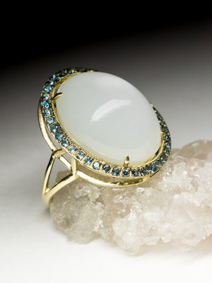 Золотое кольцо с лунным камнем и топазами