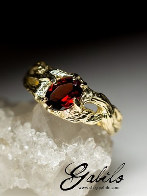 Золотое кольцо с альмандином с сертификатом МГУ