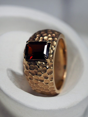 Золотое кольцо с альмандином