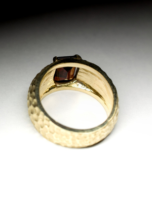 Золотое кольцо с альмандином