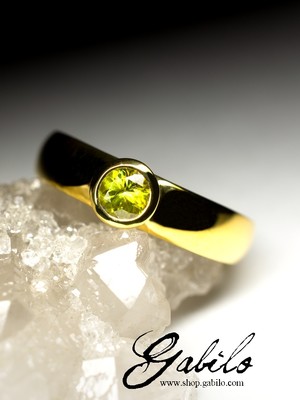 Сертифицированное золотое кольцо со сфеном