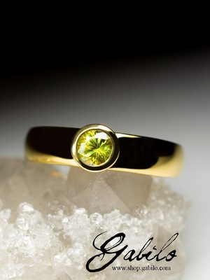 Сертифицированное золотое кольцо со сфеном
