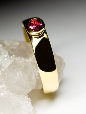 Кольцо с красным сапфиром в золоте