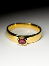Кольцо с красным сапфиром в золоте
