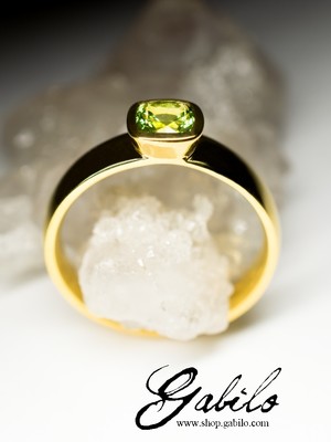 Золотое кольцо с хризолитом